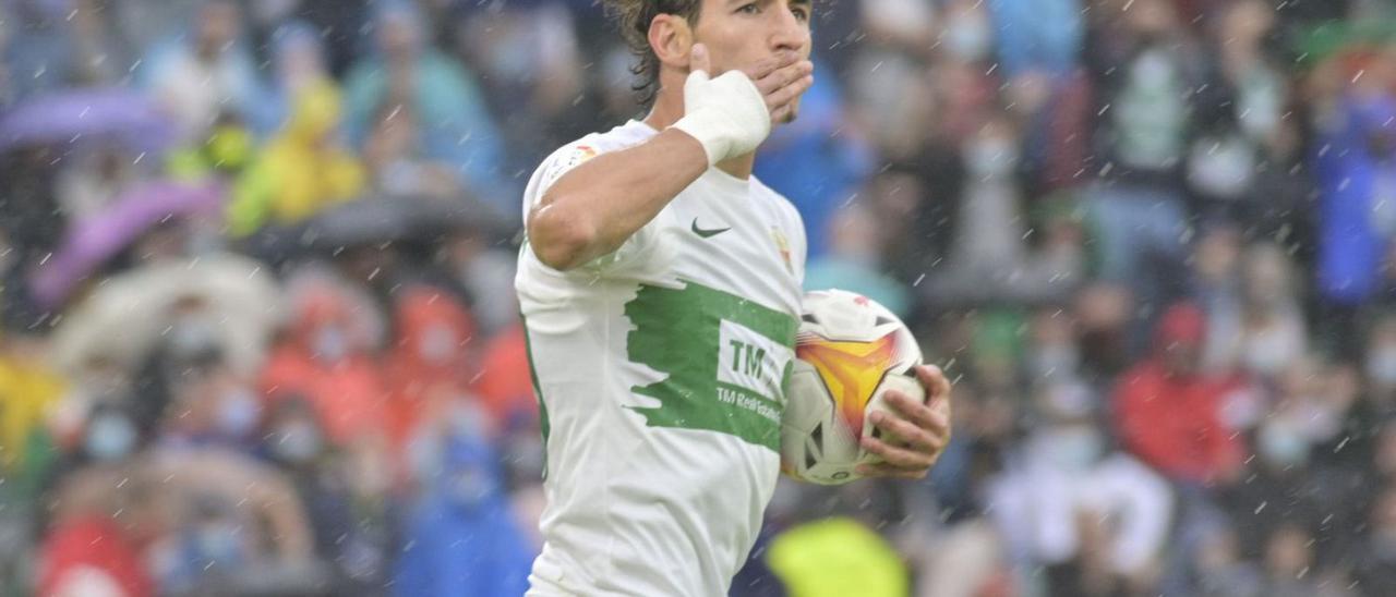 Pere Milla celebra el gol que marcó esta temporada en el Martínez Valero ante el Real Madrid. | MATÍAS SEGARRA