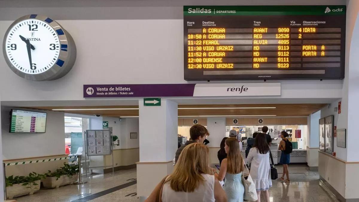 Cues de viatgers en una estació de Renfe per a adquirir els abonaments gratuïts.
