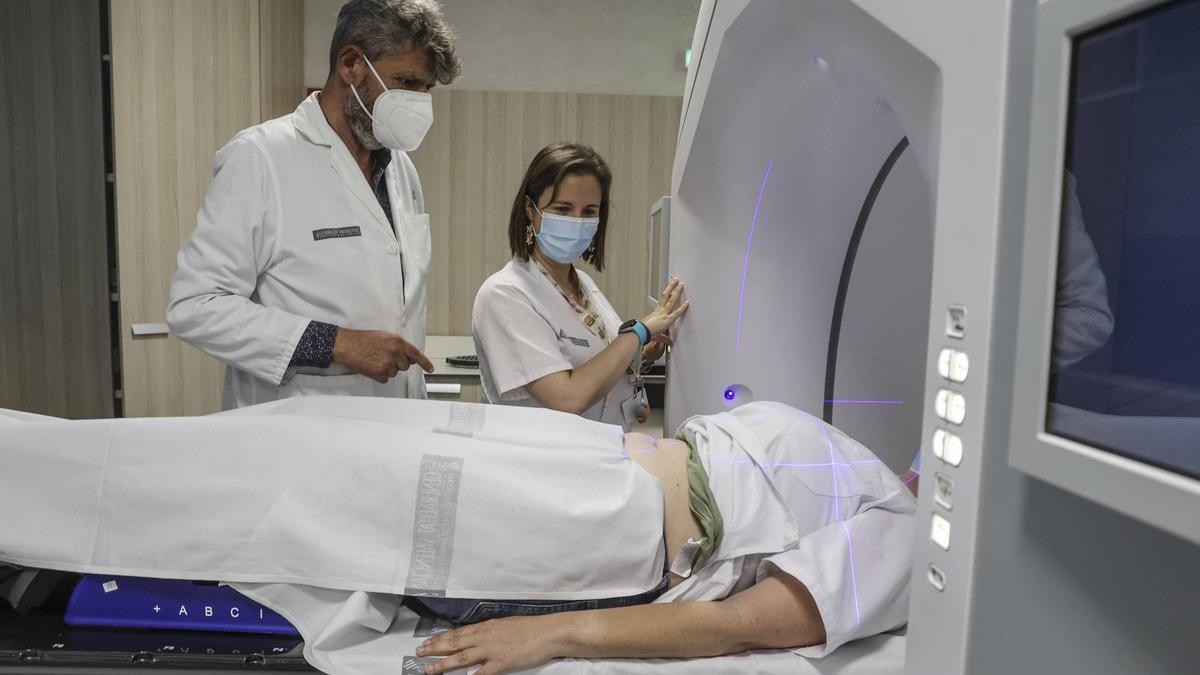 El Hospital de Sant Joan cuenta con un acelerador que reduce a la mitad el tiempo de radiación en tumores