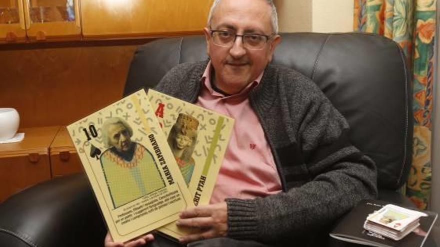 Ramiro muestra las cartas de su particular baraja.