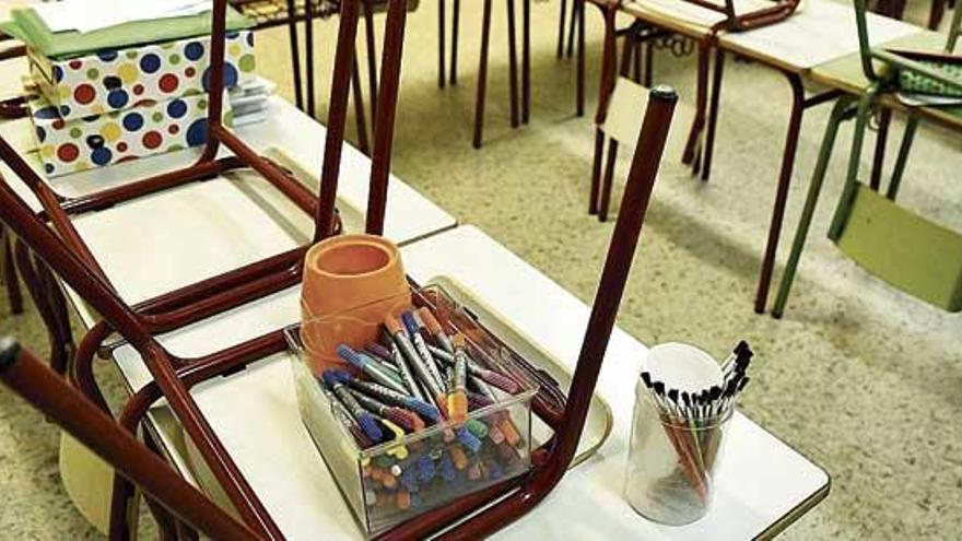 Pupitres y sillas en el aula vacía de un colegio durante el confinamiento.