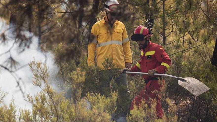 Las elevadas temperaturas hacen difícil apagar el incendio de Nerva