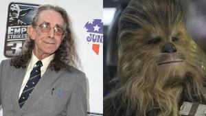 Peter Mayhew junto a su caracterización como Chewbacca en ’Star Wars’.