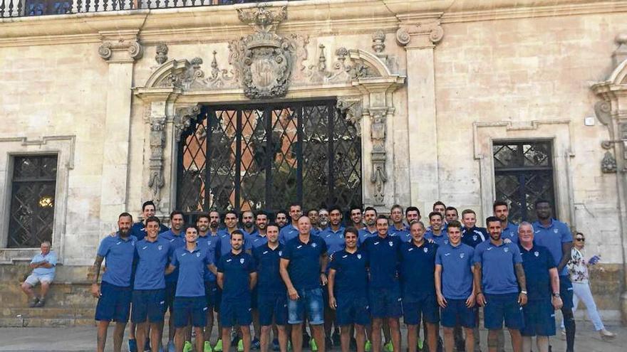 Plantilla y técnicos posaron ayer en Cort, en donde ondea la bandera del club, antes de viajar.