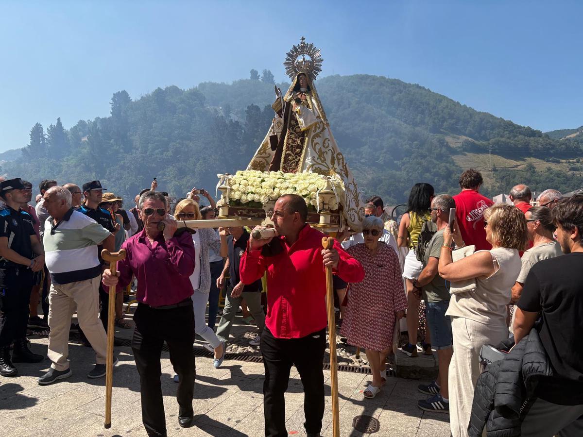 La pólvora acompañó a la primera procesión del Carmen en Cangas del Narcea