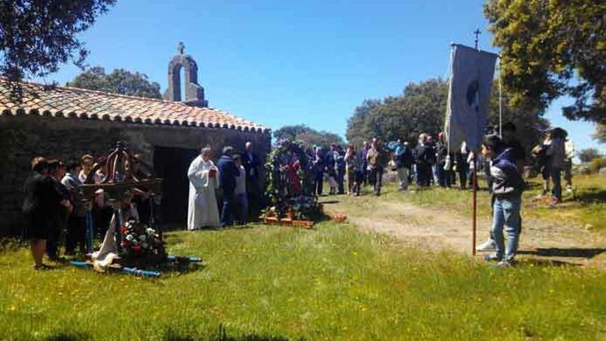 Oficios religiosos en la ermita de San Miguel Arcángel.