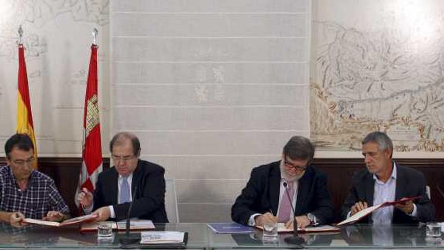 El presidente de la Junta, segundo por la izquierda, y los representantes de UGT, CC OO y Cecale, en la firma del acuerdo.