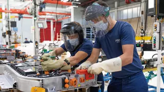 Stellantis y las grandes marcas pisan el freno a la producción de coches eléctricos y baterías
