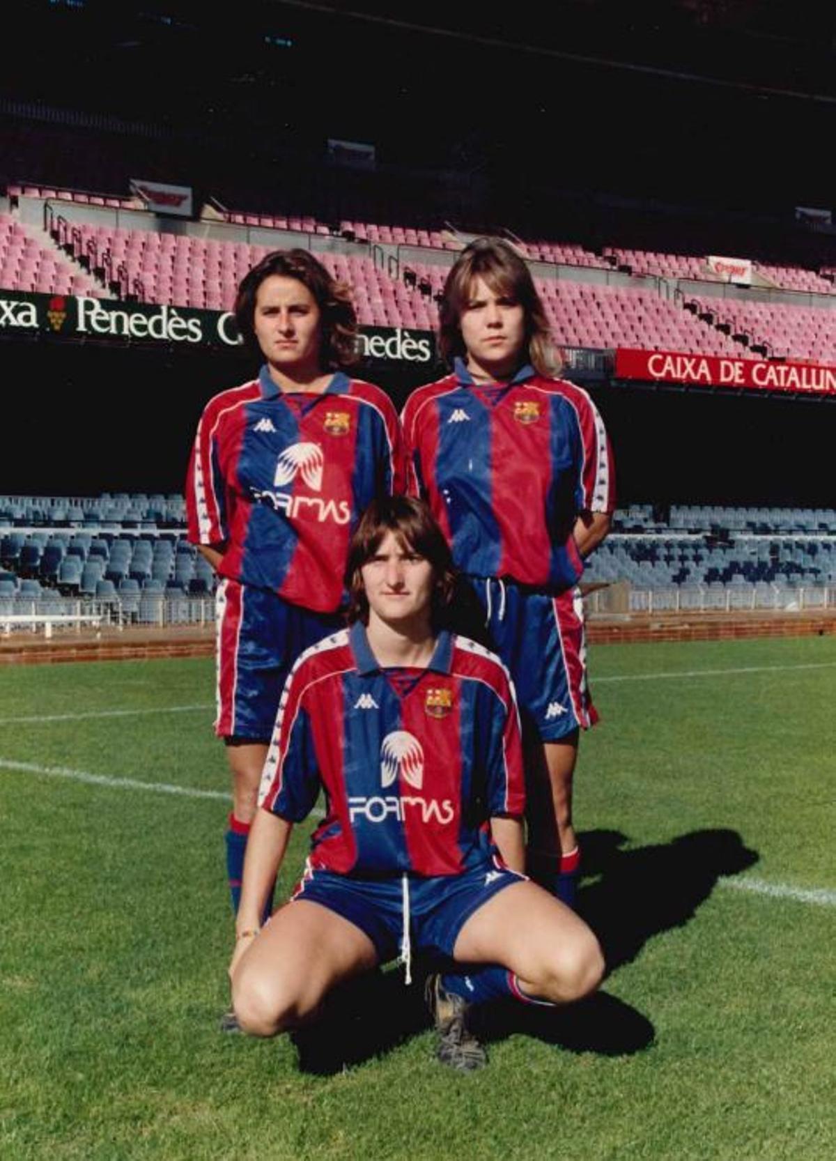 Judith Corominas, amb excompanyes del Barça, en una foto oficial al Camp Nou.