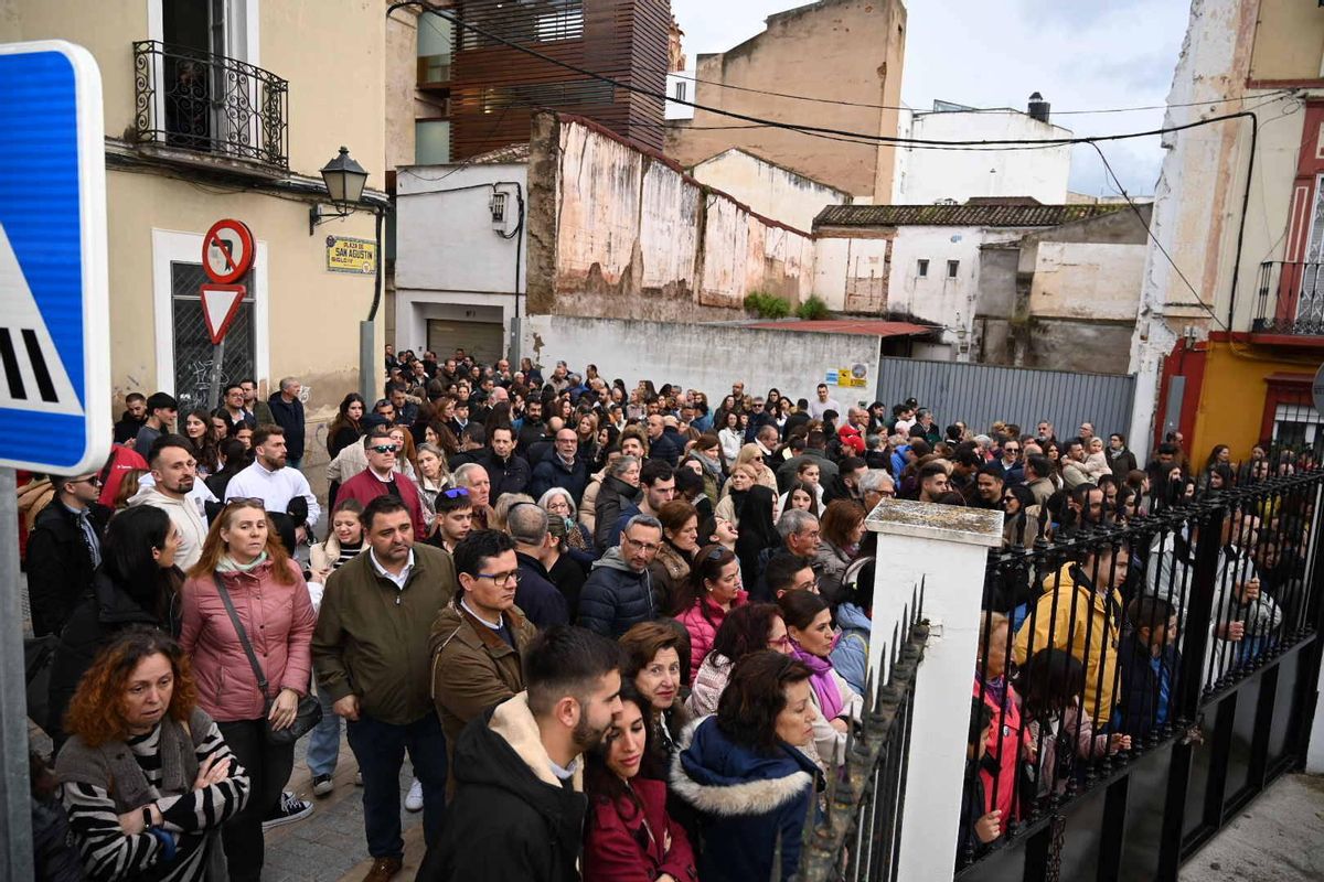 Gente esperando la salida de la procesión en San Agustín que finalmente se ha suspendido.