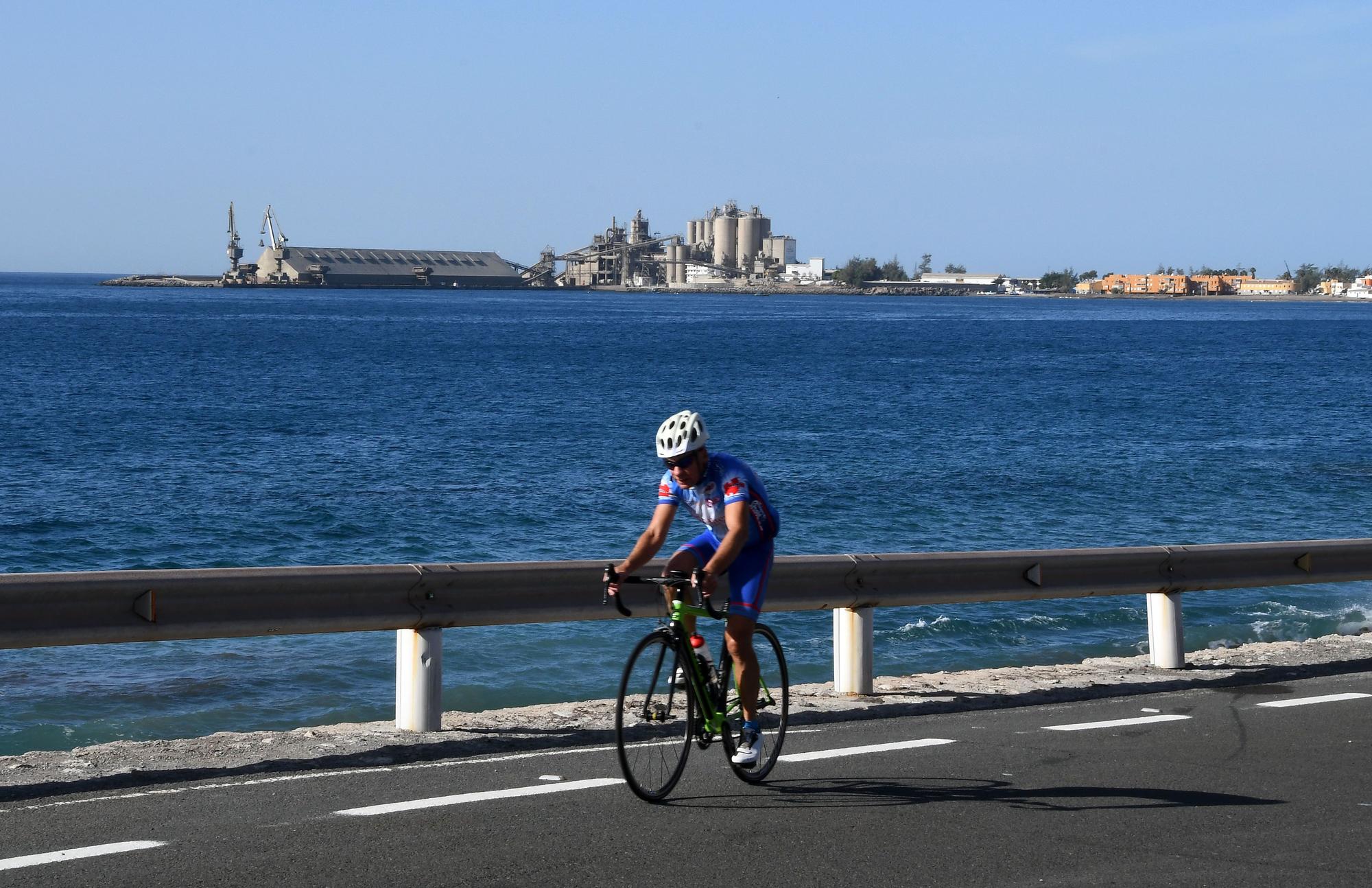 Un ciclista circula por la carretera frente al puerto de Santa Águeda, en San Bartolomé de Tirajana