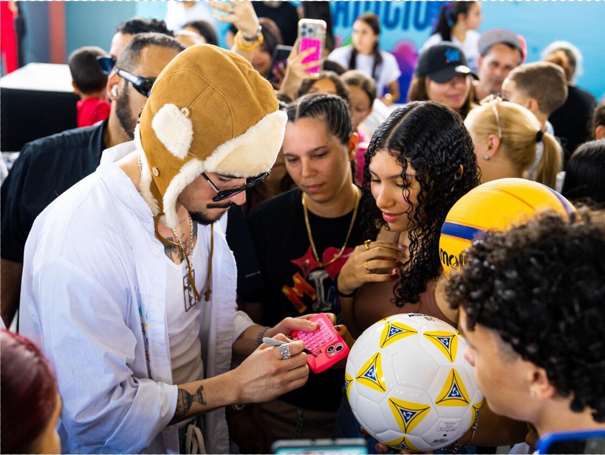 El cantante y compositor, Bad Bunny, firmando autógrafos durante el evento “Bonita Tradición” este viernes, en Vega Baja (Puerto Rico)