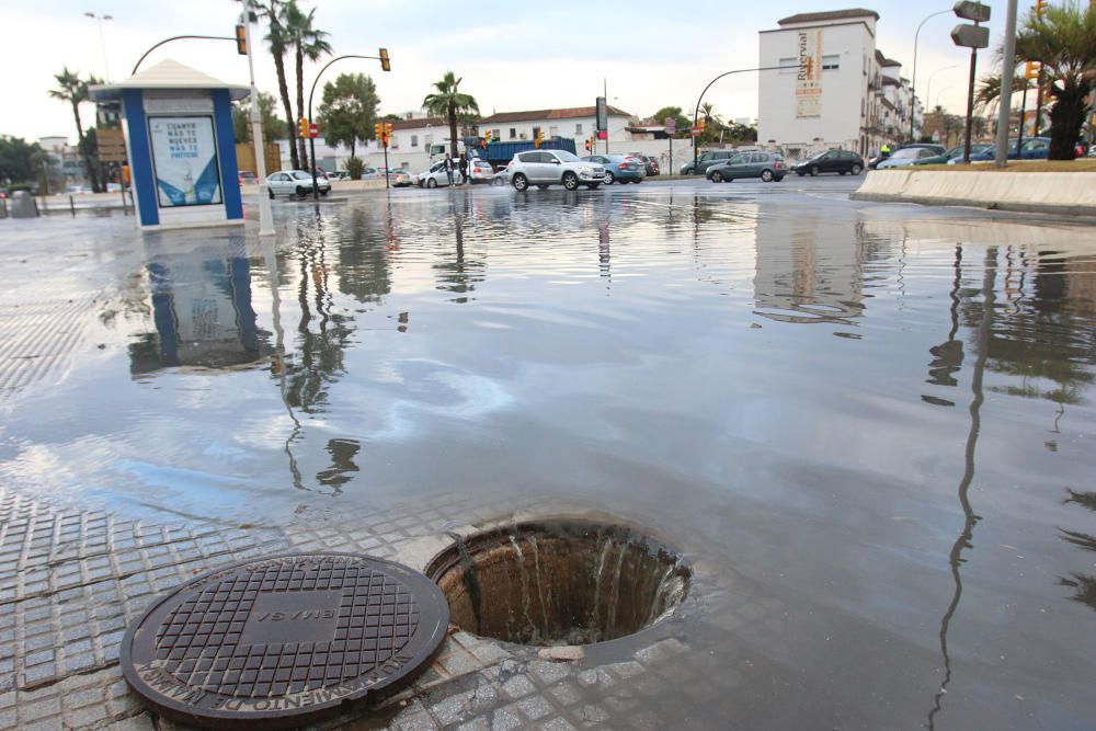 El paseo marítimo de Huelin y la calle Pacífico amanecían inundadas por el agua y provocando retenciones de tráfico.