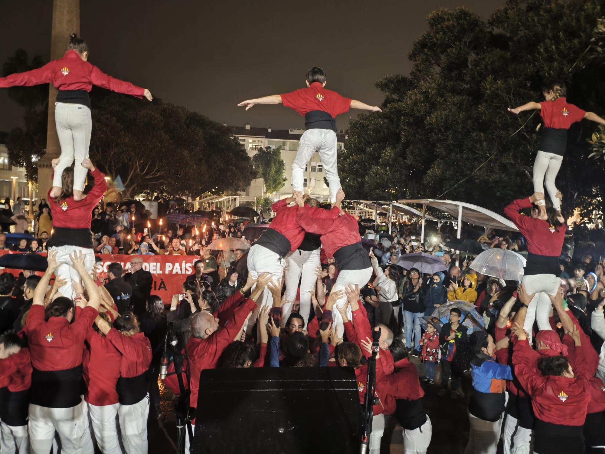 Una marcha con antorchas recorre los pueblos de l'Horta Sud entre gritos contra Mazón