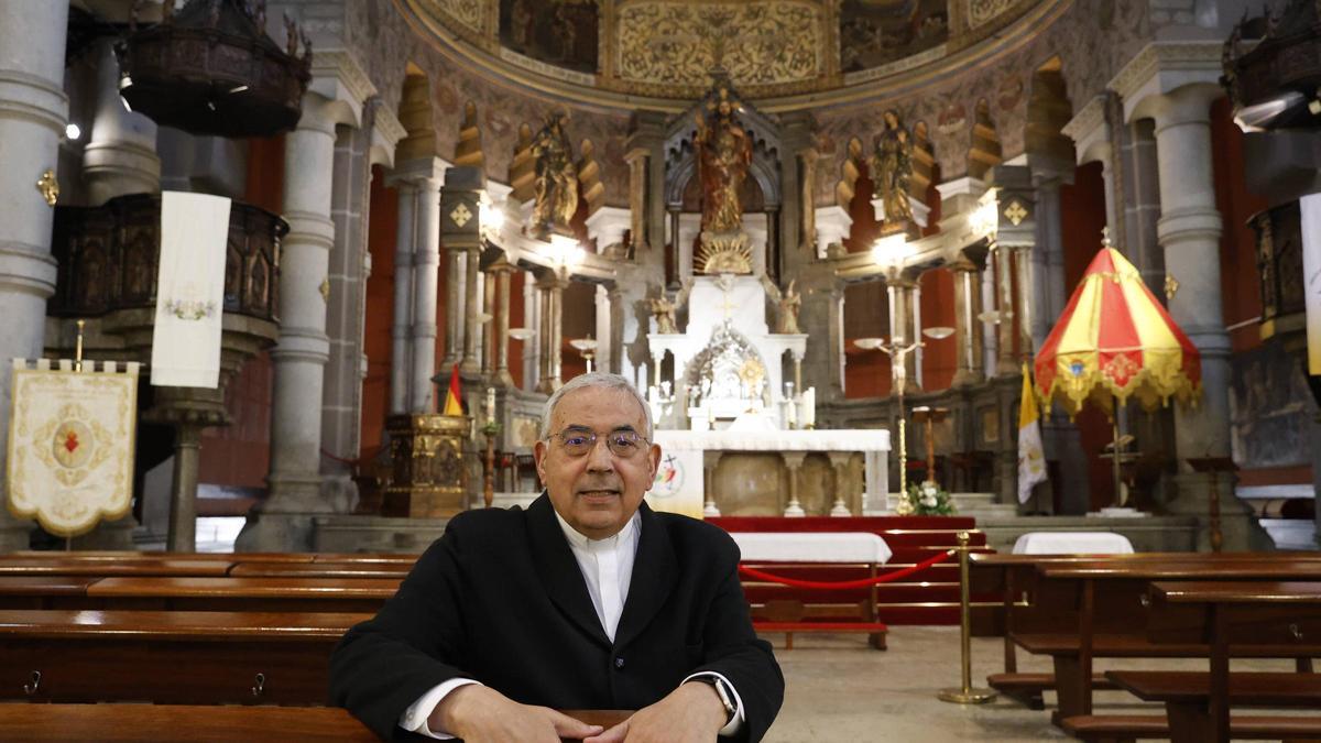 El sacerdote Manuel Robles Freire, en las bancadas de la Iglesiona.