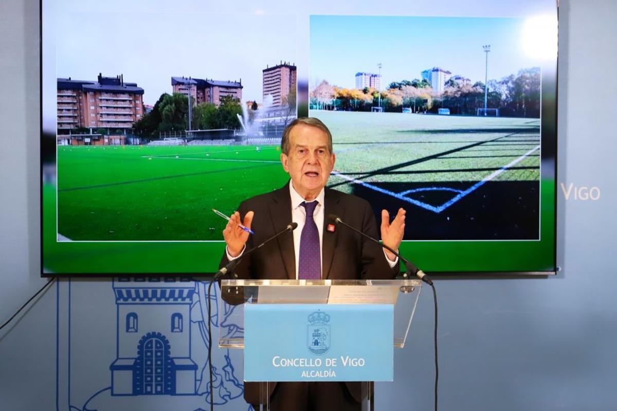El alcalde Abel Caballero presenta el proyecto para el campo de A Bouza en Coia.
