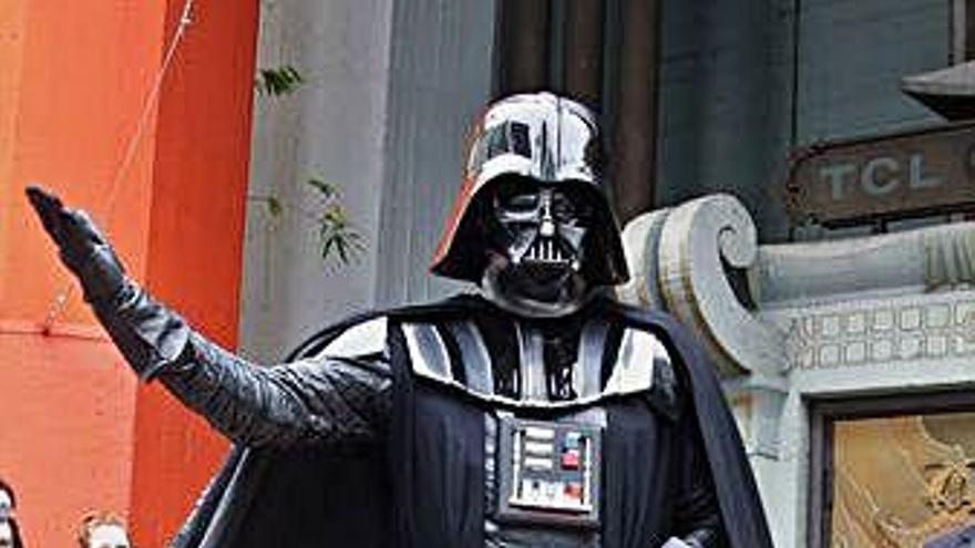 Una persona con un traje de Darth Vader.