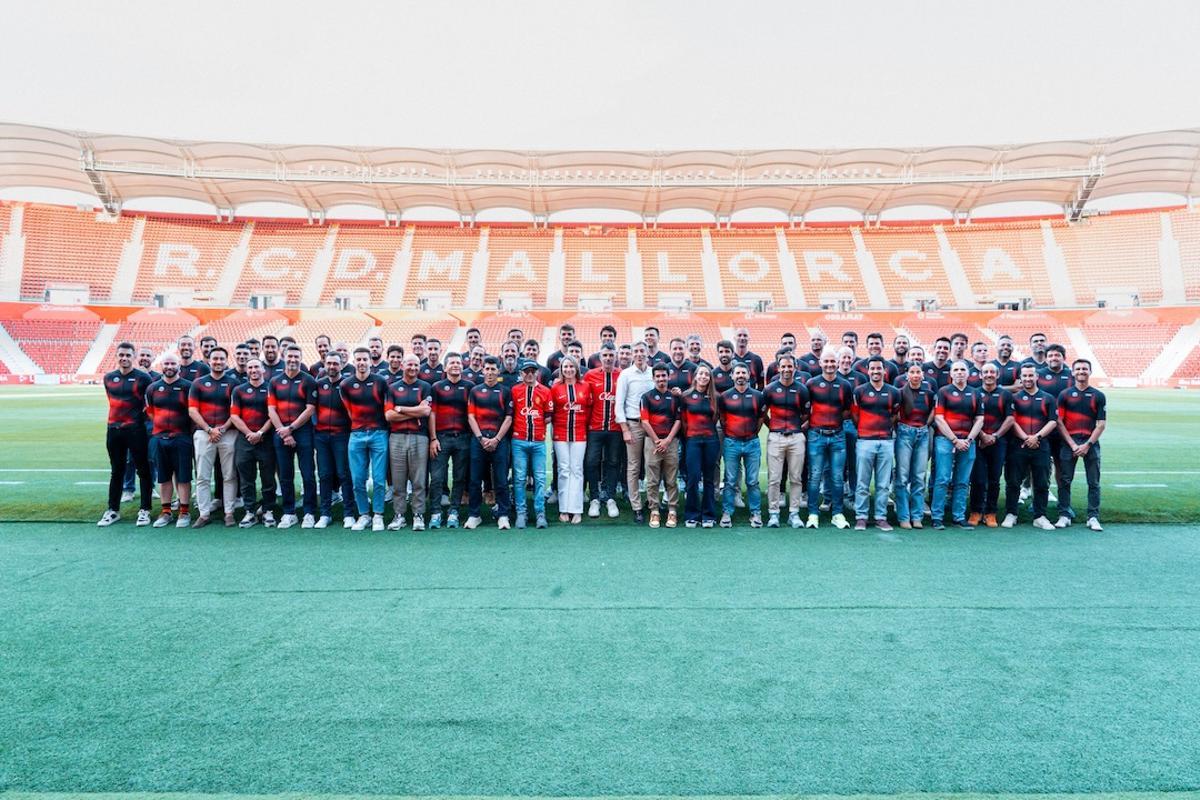 Los abonados bermellones han posado con sus maillots mallorquinistas en la foto de familia