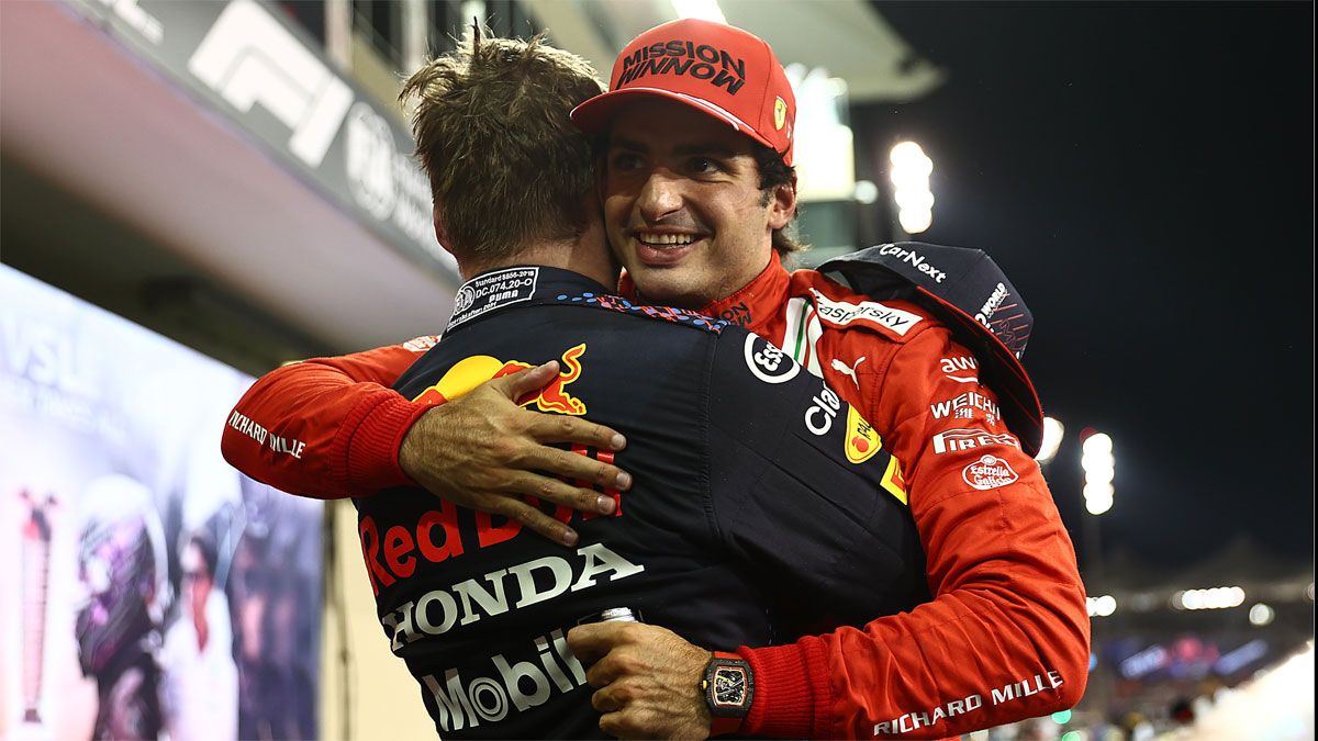 Sainz abraza al nuevo campeón Max Verstappen
