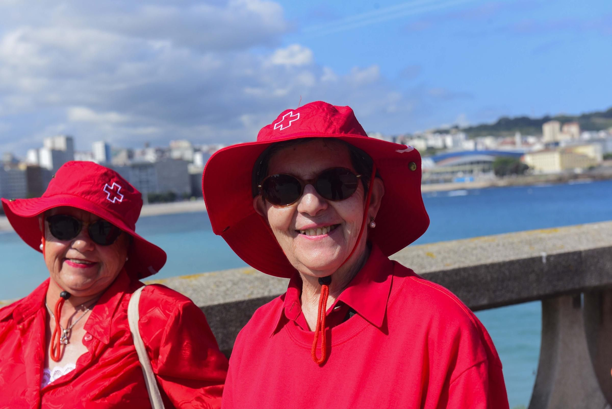 Voluntarios de Cruz Roja acompañan a mayores en un paseo por el Día contra el abuso y maltrato en la vejez