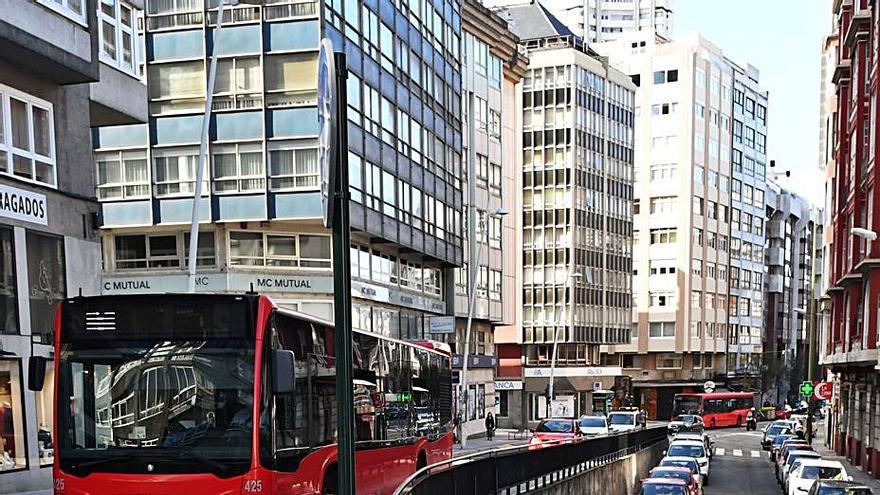 Zona de Juan Flórez donde se prevé implantar carril bus.   | // V. ECHAVE