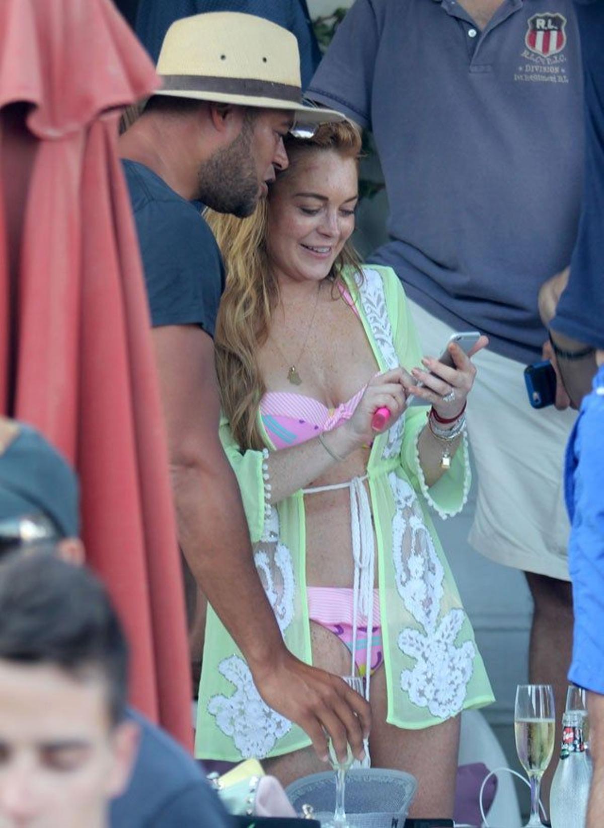 Lindsay Lohan le enseña la foto a Remee Jackman