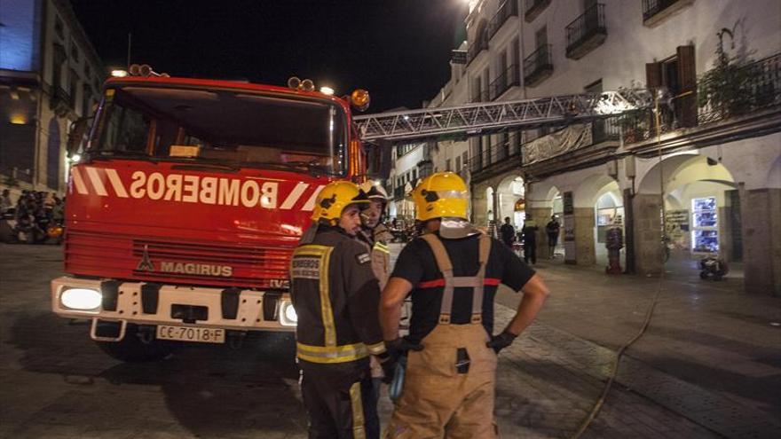 Desalojan un bloque de la plaza por un fuego en el Asador Carlos V de Cáceres