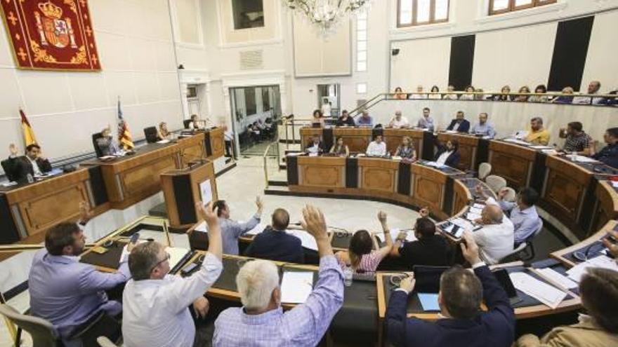 Un momento del pleno de ayer celebrado en la Diputación de Alicante.