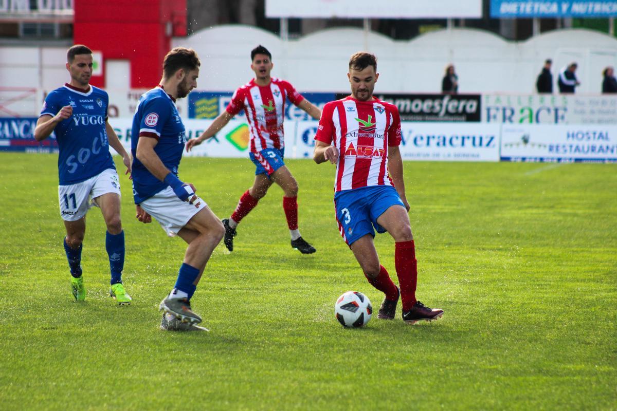Guijarro, del Don Benito, en un lance de juego presionado por un jugador del Socuéllamos.