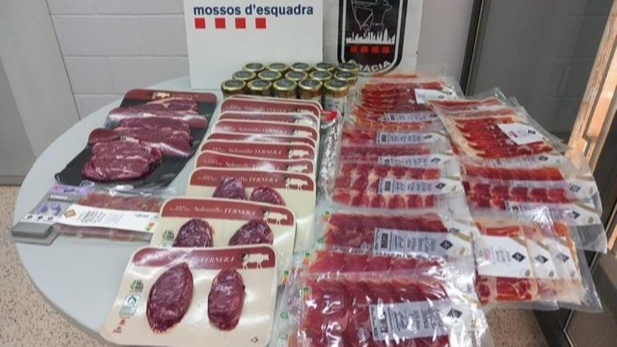 Els productes sostrets i retornats a l'establiment després de la intervenció dels Mossos d'Esquadra.