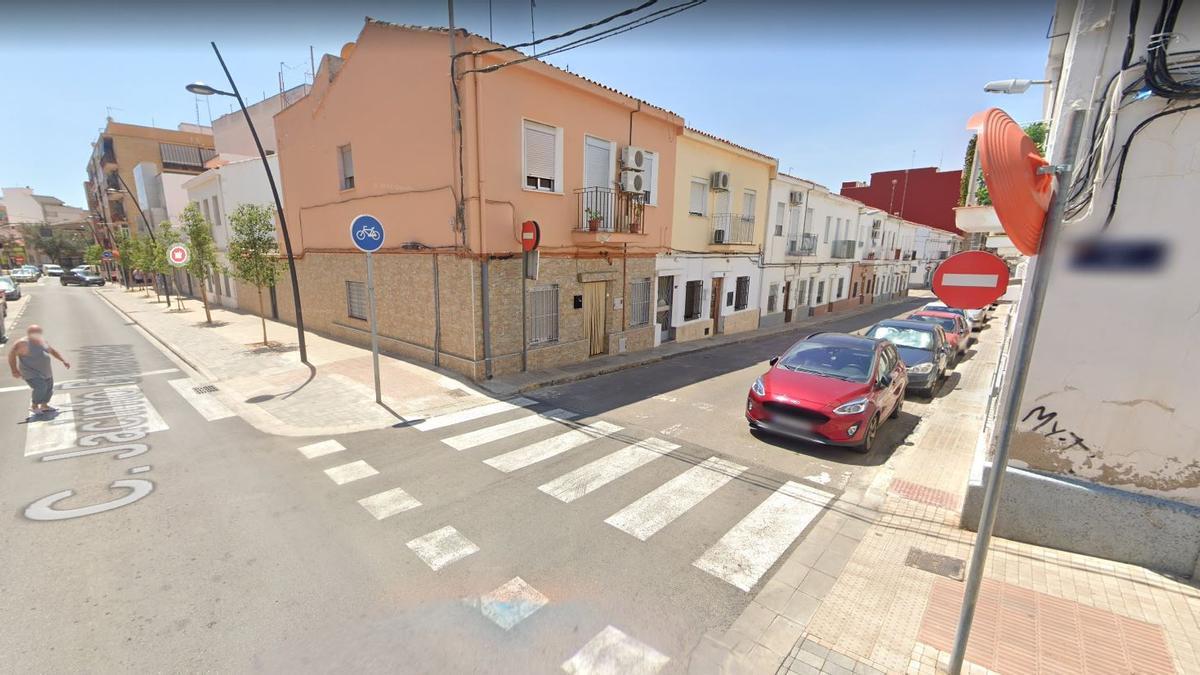 El incendio se produjo en la confluencia de las calles Jacinto Benavente y Mallent i Meri