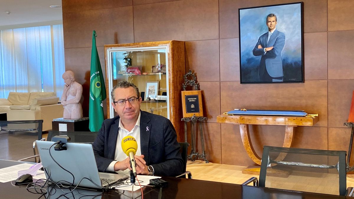 El alcalde de Benidorm, en la rueda de prensa donde ha anunciado ambas medidas económicas.