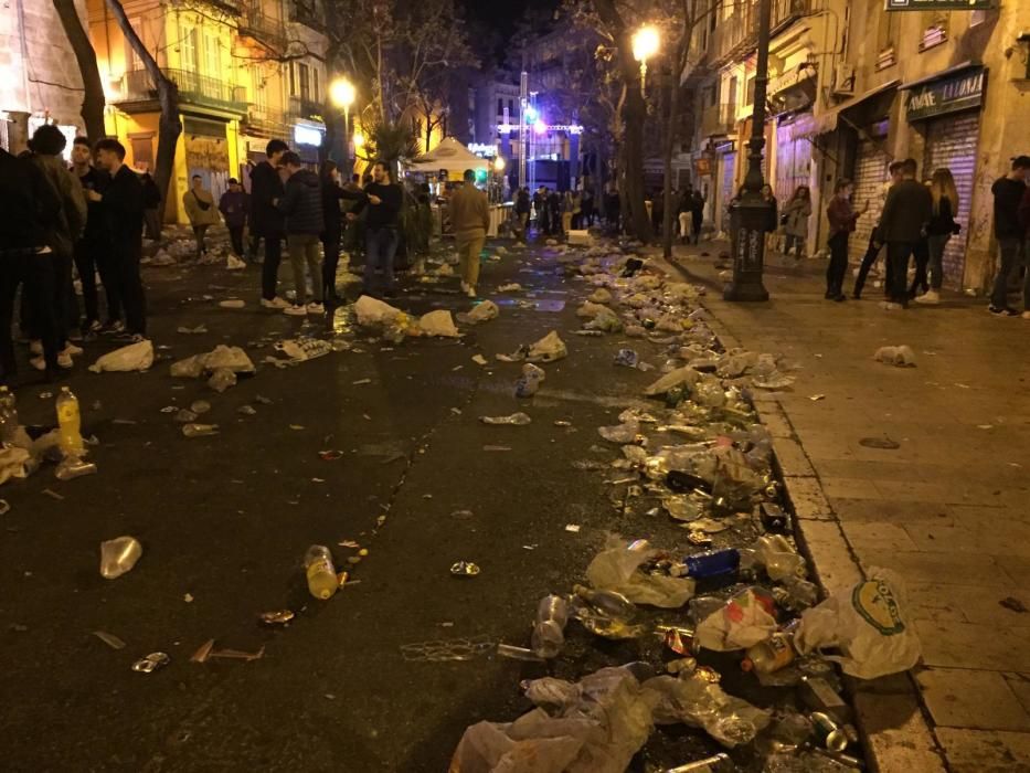 Orines y vandalismo en la Lonja tras una verbena