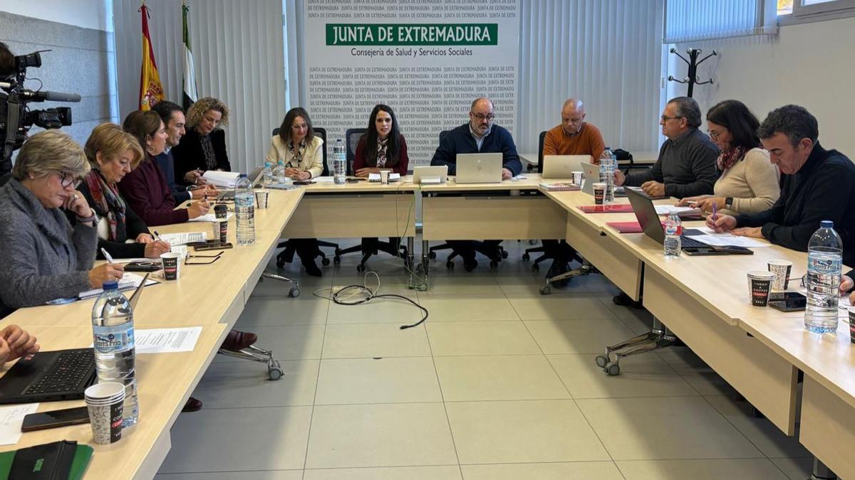 Responsables del SES y sindicales reunidos esta mañana en la Mesa Sectorial de Sanidad.