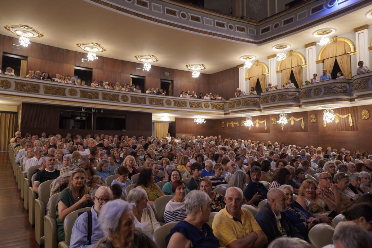 El barítono coruñés reunió a decenas de personas, que hicieron cola para verlo.