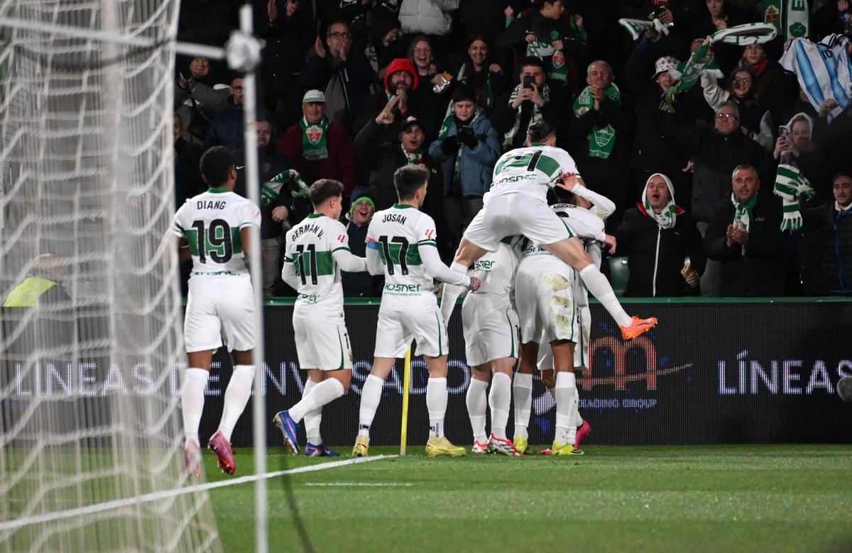 Los jugadores del Elche celebran un gol