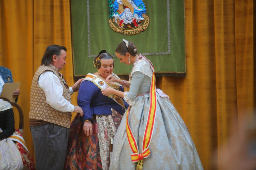 Intercambio de fotos con la fallera mayor e imposición de bunyols d'or