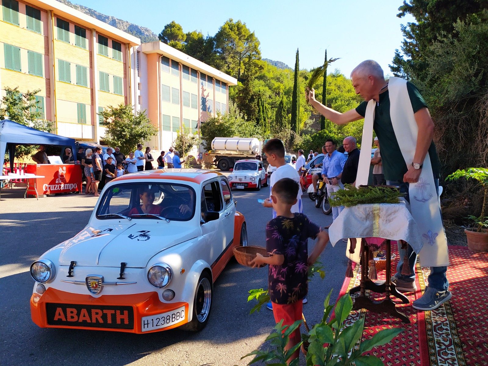 Motores y bocinazos en honor a Sant Cristòfol