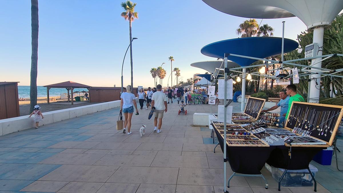 Tradicional mercadillo de verano de artesanía en el paseo marítimo de Estepona