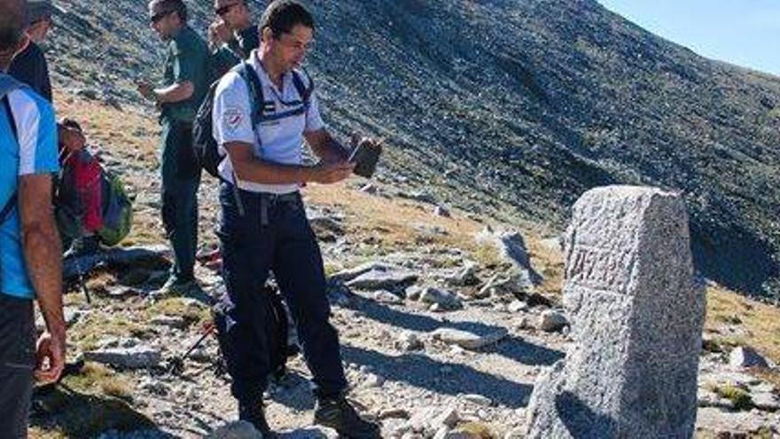 Participants en l&#039;última sortida conjunta fotografien una fita