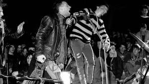 L’Odi Social, banda de hardcore punk de Barcelona, actuando en la Plaça de la Guineueta el día 8 de marzo de 1986.