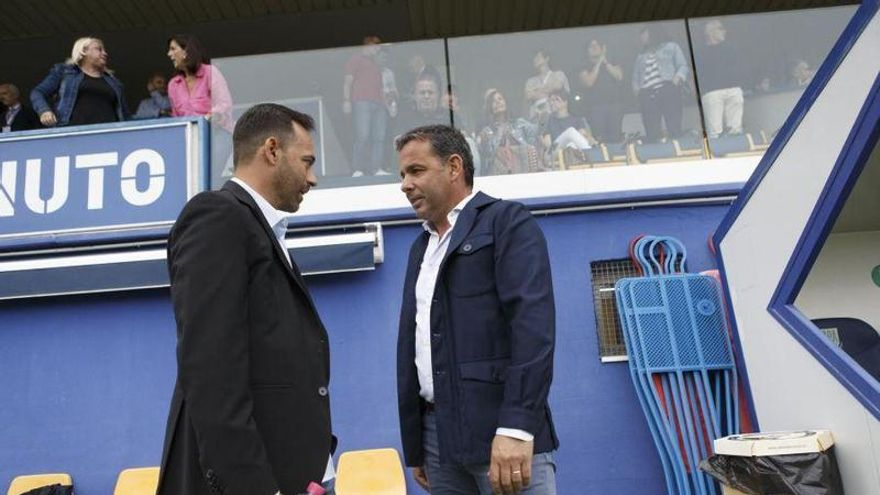 Javi Calleja saluda a Fran Fernández antes del partido