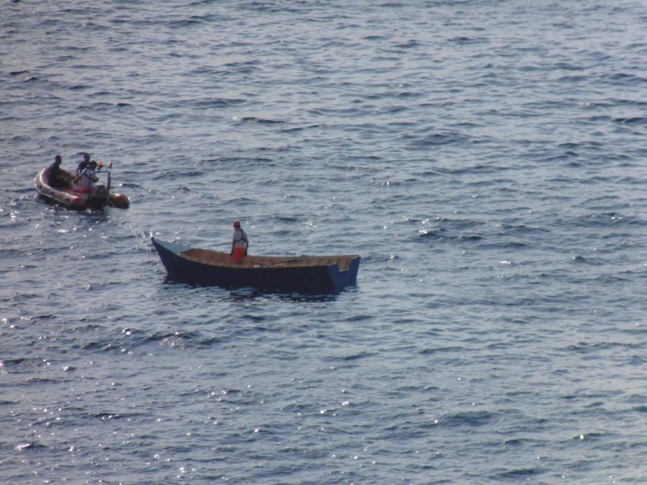 La Guardia Civil remolca la patera.