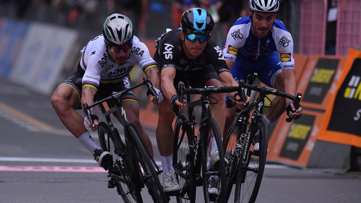 Michal Kwiatkowski, entre Peter Sagan y Julian Alaphilippe, nada más cruzar la meta de la Milán-San Remo.