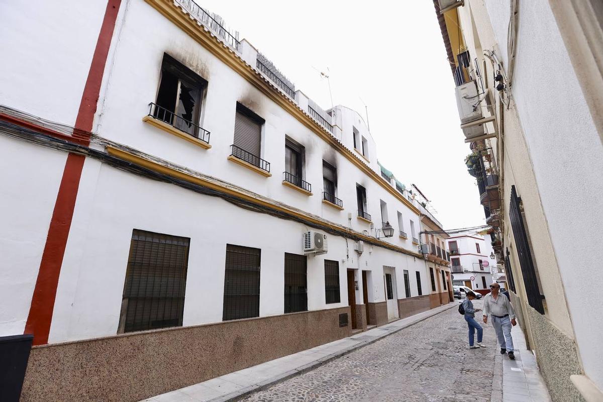 Vivienda arrasada por un incendio, en la calle Nieves Viejas.