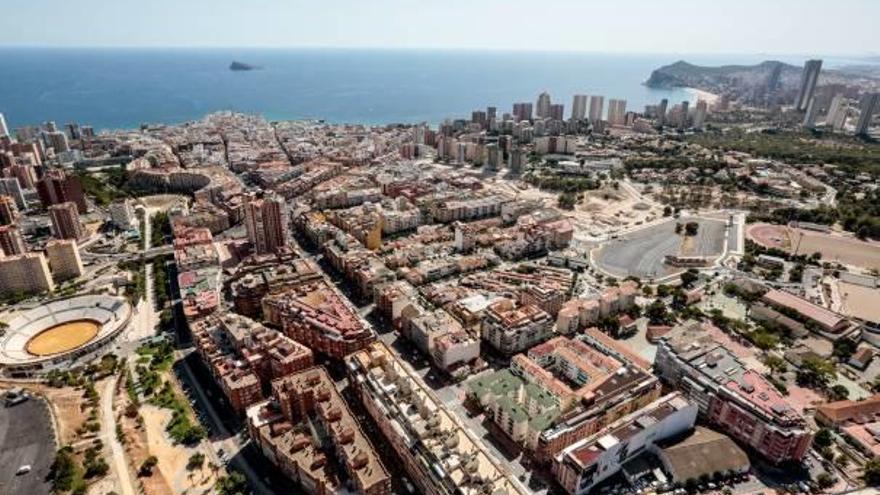 Vista área, en primer término, de Els Tolls y Colonia Madrid, atravesados por la avenida Beniardá. Al fondo, el casco antigua y La Isla.