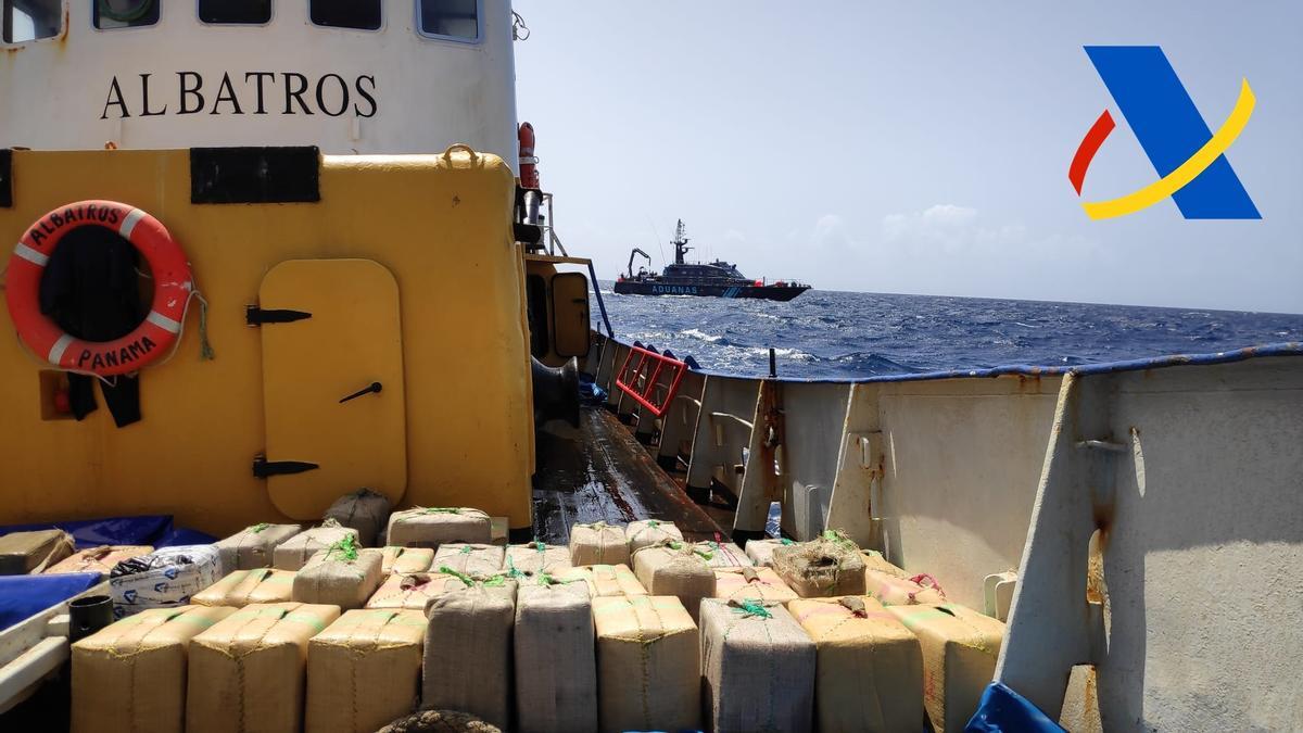 Vigilancia aduanera intercepta el mayor alijo de hachís de nuestro país a bordo de un pesquero rumbo a Canarias