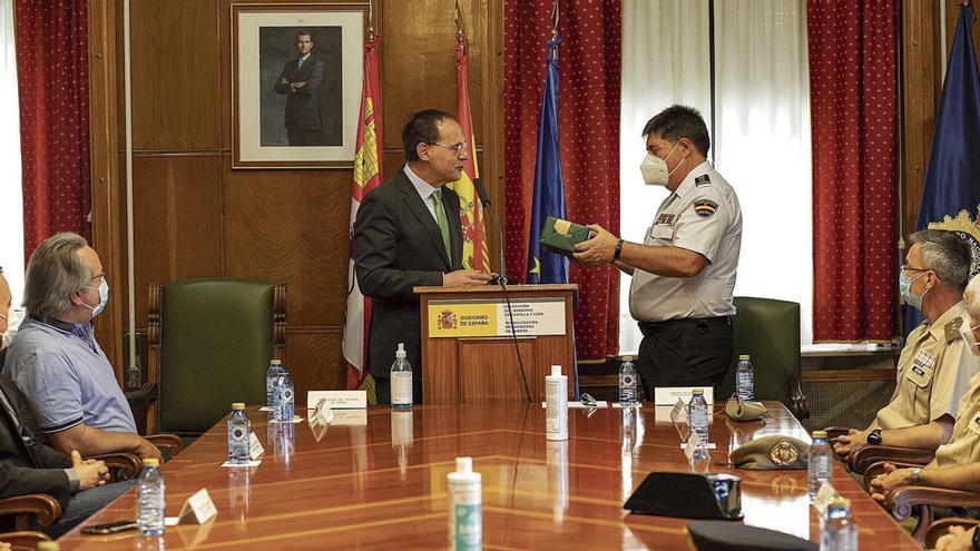 El subdelegado entrega un regalo a Ubaldo de la Torre en su acto de despedida.