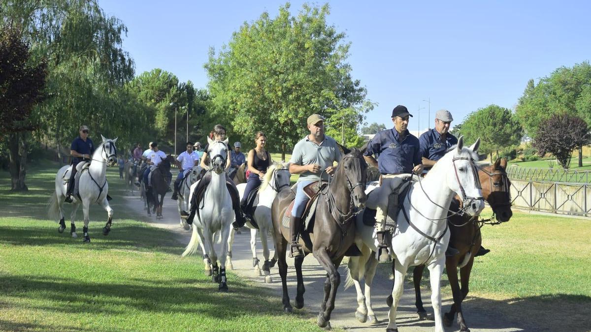 Los jinetes durante el paseo por el parque de los arroyos en recuerdo a la víctimas de la riada de Badajoz.