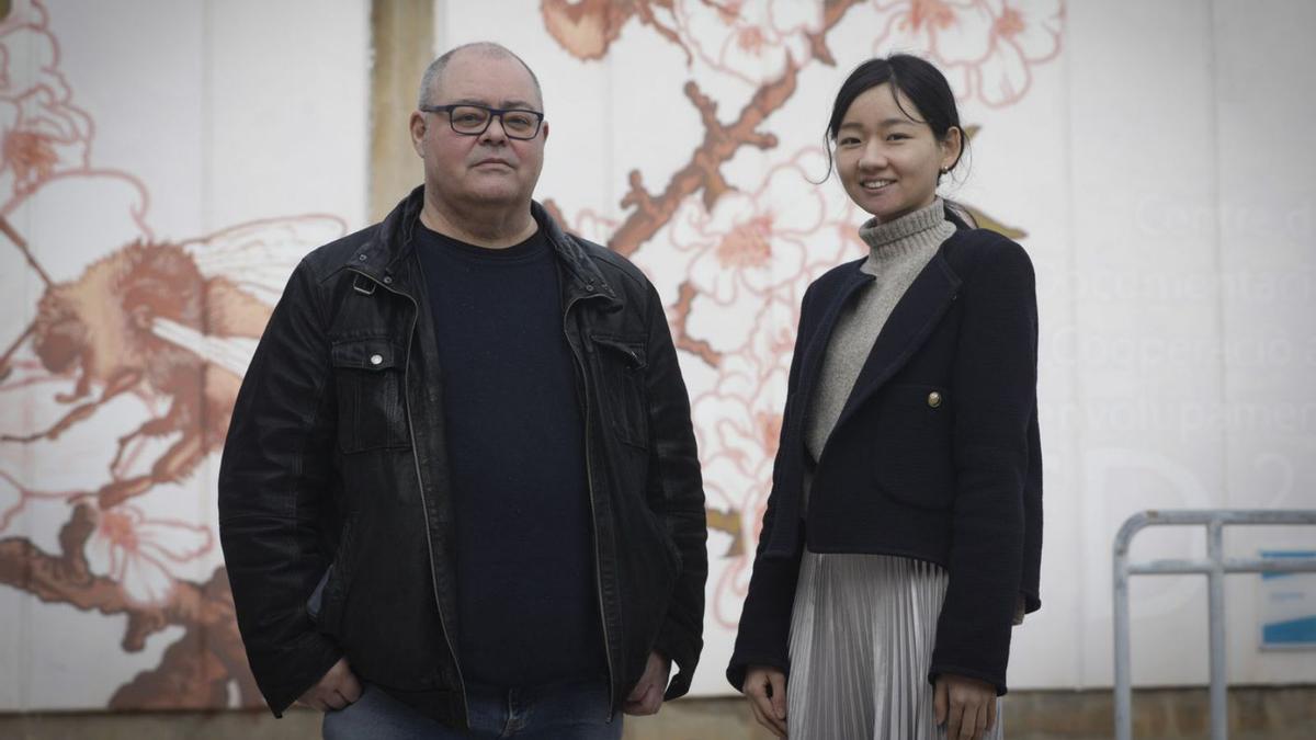 Antoni Mas, profesor de Historia Medieval de la UIB, junto a Sachi Kuno en la UIB.  | M.MIELNIEZUK